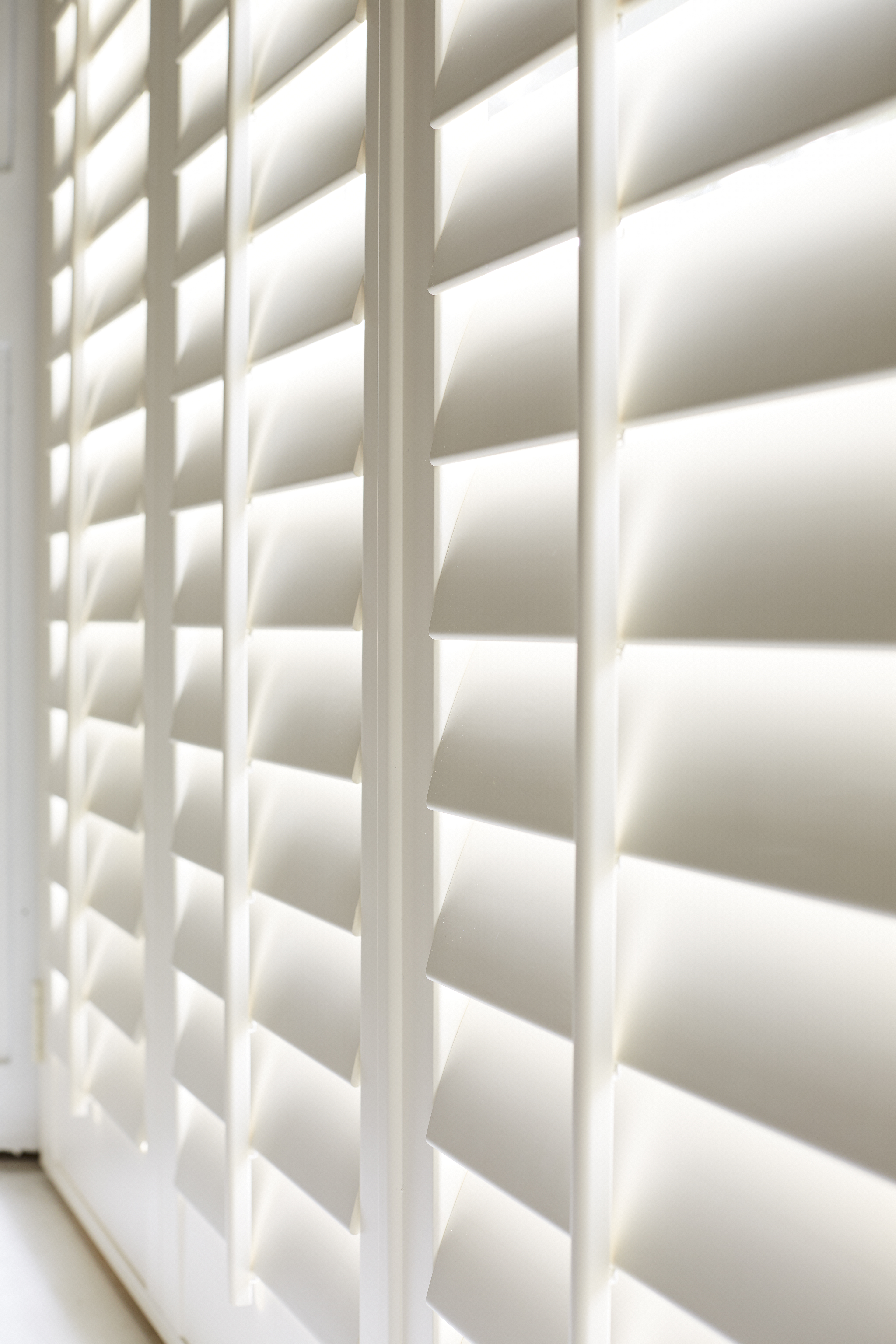 SureFix Shutters Waterlooville – Central tilt rod, full height shutters Window Shutters in Waterlooville